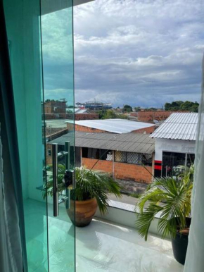 Casa Festival de Parintins 2025 com vista para o Bumbodromo